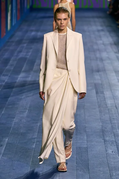 Look 15